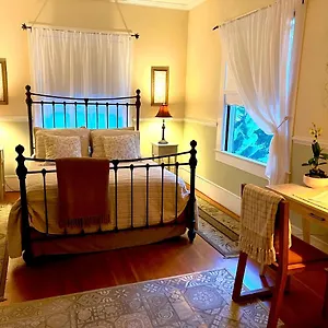 royal-queens-suite-at-country-mansion.hotelsinhawaii.org/